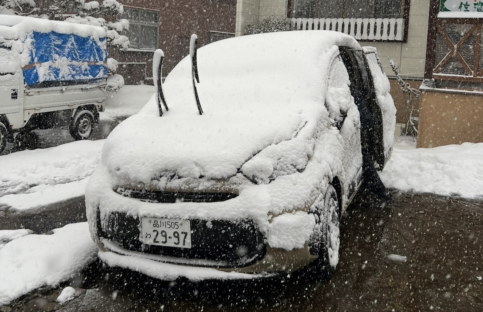 野沢温泉スキー場を訪れた際に撮影された雪に覆われたトヨタ・シエンタ